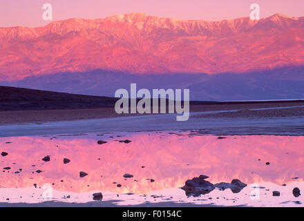 Et Badwater Panamint Range, Death Valley National Park, Californie Banque D'Images