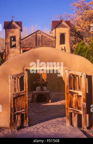 El Santuario de Chimayó et Chimayo, Nouveau Mexique Banque D'Images