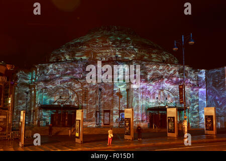 Édimbourg. Uk. 6 août. L'inauguration du Festival International d'Édimbourg en 2015. Vendredi 7 août Edinburgh International Festival ouvert avec un événement extérieur gratuit célébrant le 50e anniversaire de l'Edinburgh Festival Chorus, à l'extérieur de l'Usher Hall l'Harmonium est un énorme projet de son et lumière spectaculaire, créé par 59 Productions. Photocall. Pako Mera/Alamy live News Banque D'Images