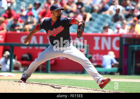 5 août 2015 : les Indians de Cleveland le lanceur partant Danny Salazar (31) fait le point de départ de la tribu dans le jeu entre les Indians de Cleveland et Los Angeles Angels of Anaheim, Angel Stadium d'Anaheim, CA, photographe : Peter Renner and Co/Cal Sport Media Banque D'Images