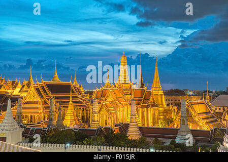 Wat Phra Keo, le Temple du Bouddha d'Émeraude, Grand Palais, au crépuscule, à Bangkok, Thaïlande Banque D'Images