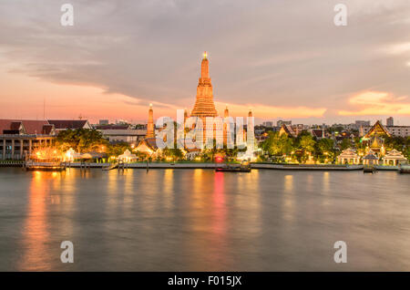 Wat Arun dans la nuit, la ville de Bangkok, Thaïlande Banque D'Images