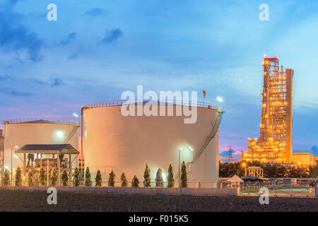 Panorama de la raffinerie de pétrole et des réservoirs de stockage au crépuscule Banque D'Images