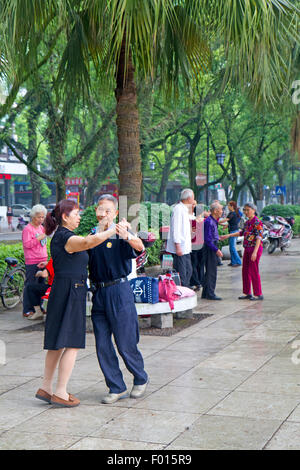 Danser sur la promenade des berges de Guilin Banque D'Images