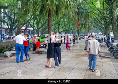 Danser sur la promenade des berges de Guilin Banque D'Images