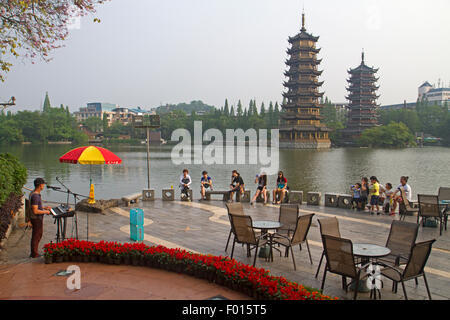 Soleil et lune de pagodes sur Shan Lake Banque D'Images