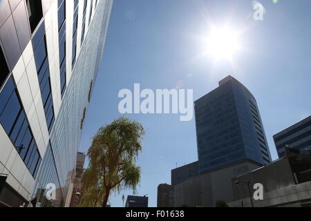 Tokyo, Japon. 5 Août, 2015. Le soleil de plomb briller dans le quartier commerçant de Ginza, le 5 août 2015. Tokyo records 35 degrés Celsius (95 degrés Fahrenheit) pour un enregistrement sixième journée consécutive depuis le 31 juillet. Credit : AFLO/Alamy Live News Banque D'Images