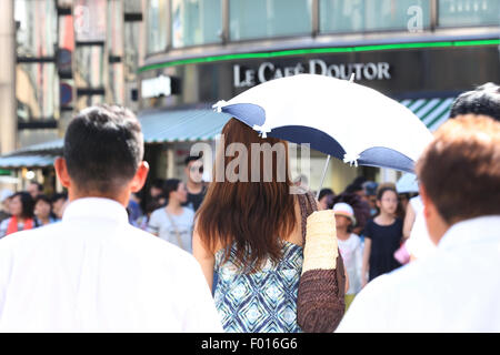 Tokyo, Japon. 5 Août, 2015. Les gens à pied dans le quartier commerçant de Ginza sous un soleil de plomb, le 5 août 2015. Tokyo records 35 degrés Celsius (95 degrés Fahrenheit) pour un enregistrement sixième journée consécutive depuis le 31 juillet. Credit : AFLO/Alamy Live News Banque D'Images