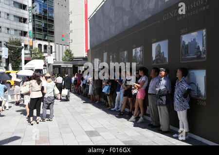 Tokyo, Japon. 5 Août, 2015. Les gens reste dans le quartier commerçant de Ginza sous un soleil de plomb, le 5 août 2015. Tokyo records 35 degrés Celsius (95 degrés Fahrenheit) pour un enregistrement sixième journée consécutive depuis le 31 juillet. Credit : AFLO/Alamy Live News Banque D'Images