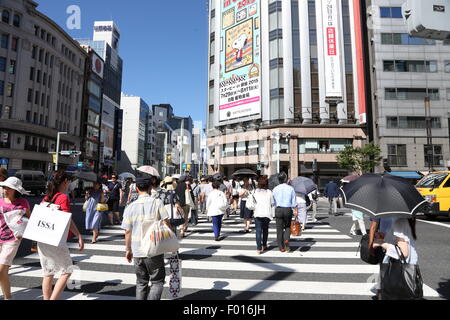 Tokyo, Japon. 5 Août, 2015. Les gens à pied dans le quartier commerçant de Ginza sous un soleil de plomb, le 5 août 2015. Tokyo records 35 degrés Celsius (95 degrés Fahrenheit) pour un enregistrement sixième journée consécutive depuis le 31 juillet. Credit : AFLO/Alamy Live News Banque D'Images