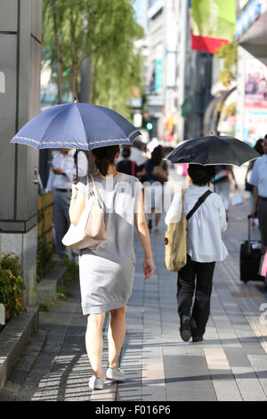 Tokyo, Japon. 5 Août, 2015. Les gens à pied dans le quartier commerçant de Ginza sous un soleil de plomb, le 5 août 2015. Tokyo records 35 degrés Celsius (95 degrés Fahrenheit) pour un enregistrement sixième journée consécutive depuis le 31 juillet. Credit : AFLO/Alamy Live News Banque D'Images