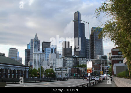 Vue sur la ligne d'horizon du centre-ville de Seattle et la gare de King Street depuis la 4e Avenue Seattle Washington USA Banque D'Images