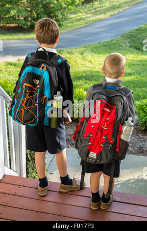 Deux frères en attente d'être ramassé pour l'école. M. Banque D'Images