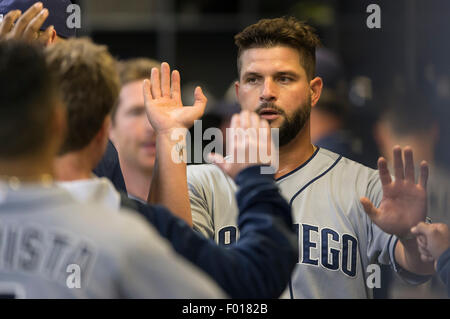 Milwaukee, WI, USA. Le 05 août, 2015. San Diego Padres joueur Yonder Alonso # 23 est félicité après avoir marqué dans la septième manche du match entre la Ligue Majeure de Baseball avec les Brewers de Milwaukee et les San Diego Padres au Miller Park de Milwaukee, WI. John Fisher/CSM/Alamy Live News Banque D'Images