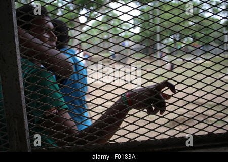 Meteti, Panama. 5 Août, 2015. Un immigrant illégal vu à un refuge, à Meteti ville, province de Darién, Panama, le 5 août, 2015. Jusqu'à présent en 2015, 11 418 immigrants sont arrivés à Panama traversée en terre illégalement à travers la jungle du Darien, comparativement à 8 380 l de la même date en 2014. Les immigrants principalement du Népal, Sénégal, Somalie et Cuba, cherchent à être acceptés comme réfugiés dans n'importe quel pays d'Amérique, d'après les informations du Service des frontières nationales (SENAFRONT, pour son sigle en espagnol) du Panama. © Mauricio Valenzuela/Xinhua/Alamy Live News Banque D'Images