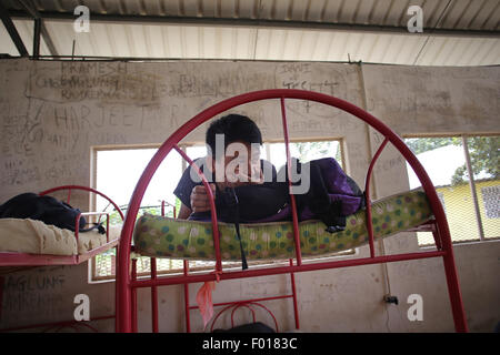 Meteti, Panama. 5 Août, 2015. Un immigrant népalais repose dans un refuge dans la région de Meteti ville, province de Darién, Panama, le 5 août, 2015. Jusqu'à présent en 2015, 11 418 immigrants sont arrivés à Panama traversée en terre illégalement à travers la jungle du Darien, comparativement à 8 380 l de la même date en 2014. Les immigrants principalement du Népal, Sénégal, Somalie et Cuba, cherchent à être acceptés comme réfugiés dans n'importe quel pays d'Amérique, d'après les informations du Service des frontières nationales (SENAFRONT, pour son sigle en espagnol) du Panama. © Mauricio Valenzuela/Xinhua/Alamy Live News Banque D'Images