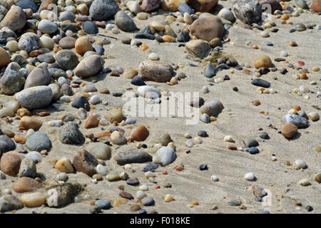 Pierres colorées sur Sandy Bay Shore Gardiners Bay Long Island New York Banque D'Images