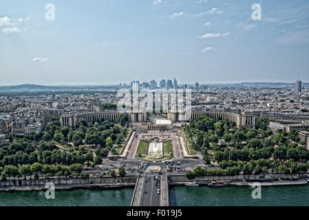 Regardant vers le bas de la Tour Eiffel au Musée de l'armée et le tombeau de Napoléon. Beaux jardins en entre. Banque D'Images