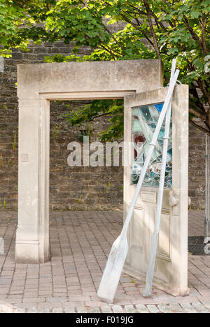 Porte et vitraux de 'traversant' (1997) d'art public par Wilbourn, Fisher et Knowles, situé à Sunderland. Banque D'Images