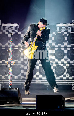 Toronto, Ontario, Canada. 5 Août, 2015. Groupe de rock américain Cheap Trick effectué à l'Amphithéâtre Molson Canadian, à Toronto. Membres du groupe : RICK NIELSEN, TOM PETERSSON, ROBIN ZANDER, BUN E. CARLOS, Crédit : Igor DAXX NIELSEN/Vidyashev ZUMA Wire/Alamy Live News Banque D'Images