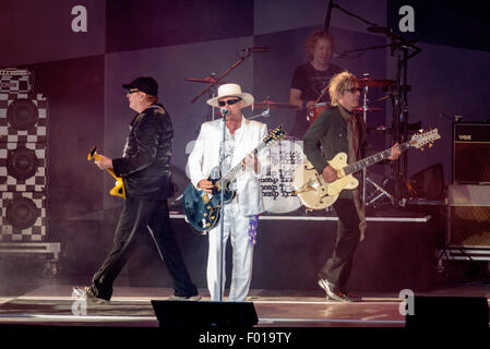 Toronto, Ontario, Canada. 5 Août, 2015. Groupe de rock américain Cheap Trick effectué à l'Amphithéâtre Molson Canadian, à Toronto. Membres du groupe : RICK NIELSEN, TOM PETERSSON, ROBIN ZANDER, BUN E. CARLOS, Crédit : Igor DAXX NIELSEN/Vidyashev ZUMA Wire/Alamy Live News Banque D'Images