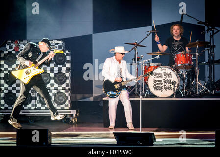 Toronto, Ontario, Canada. 5 Août, 2015. Groupe de rock américain Cheap Trick effectué à l'Amphithéâtre Molson Canadian, à Toronto. Membres du groupe : RICK NIELSEN, TOM PETERSSON, ROBIN ZANDER, BUN E. CARLOS, Crédit : Igor DAXX NIELSEN/Vidyashev ZUMA Wire/Alamy Live News Banque D'Images