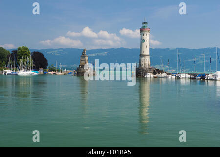 Lindau- Lion de Bavière et le phare sur le lac Constance, Allemagne Banque D'Images