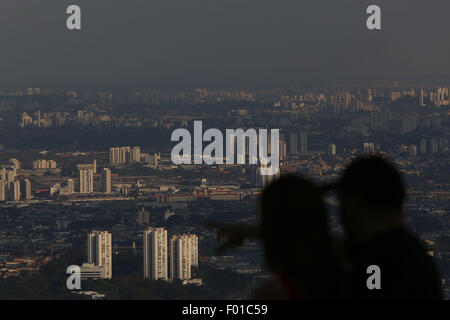 Sao Paulo, Brésil. 5 Août, 2015. Les gens regardent la pollution au Sao Paulo, Brésil, le 5 août, 2015. Selon la presse locale, le manque de pluie et l'humidité relative inférieure à Sao Paulo, a causé l'augmentation des niveaux de pollution. © Rahel Patrasso/Xinhua/Alamy Live News Banque D'Images