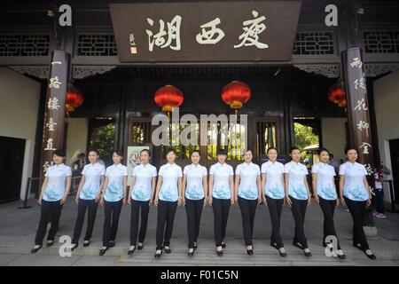 Yangzhou, Chine, province de Jiangsu. 5 Août, 2015. Les guides reçoivent une forme de l'exercice dans le lac de l'Ouest à Yangzhou, Jiangsu Province de la Chine de l'Est, le 5 août 2015. Credit : Meng Delong/Xinhua/Alamy Live News Banque D'Images