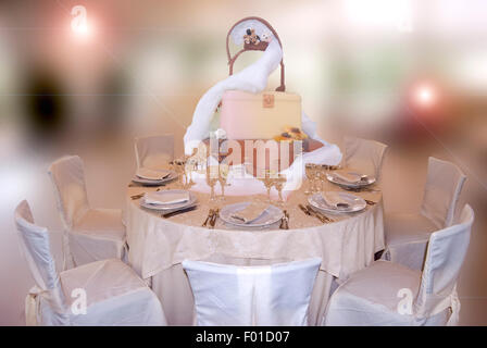 Gâteau de mariage sur la table dans une maison de mariage Banque D'Images