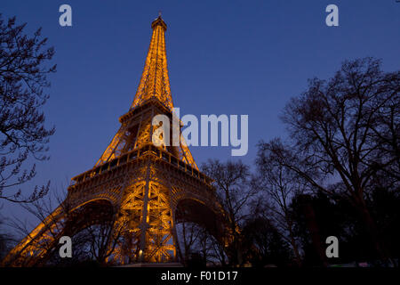 Eiffel tower at night Banque D'Images