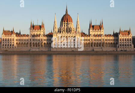 Le bâtiment du parlement hongrois, à côté du Danube, à Budapest, Hongrie Banque D'Images