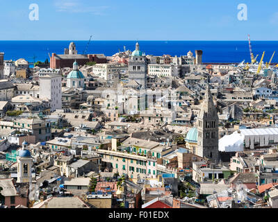 Vue aérienne du centre-ville de Gênes dans une journée ensoleillée Banque D'Images