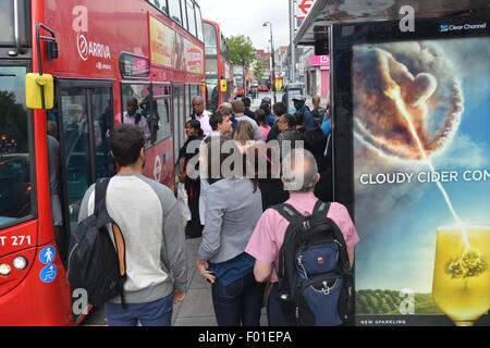 Turnpike Lane, Londres, Royaume-Uni. 6 août 2015. Le tube de 24h grève ferme toutes les stations, les banlieusards de prendre le bus et d'autres formes de transport Crédit : Matthieu Chattle/Alamy Live News Banque D'Images