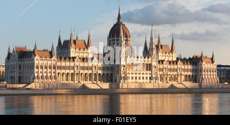 Le bâtiment du parlement hongrois, à côté du Danube, à Budapest, Hongrie Banque D'Images