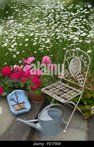 Jardin Nature morte avec fleurs,trug arrosoir et président Banque D'Images