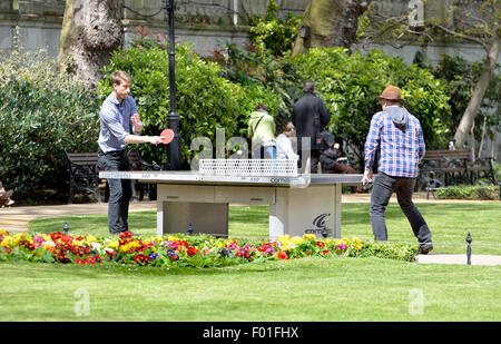 Londres, Angleterre, Royaume-Uni. Tennis de table en plein air dans un parc de Londres Banque D'Images