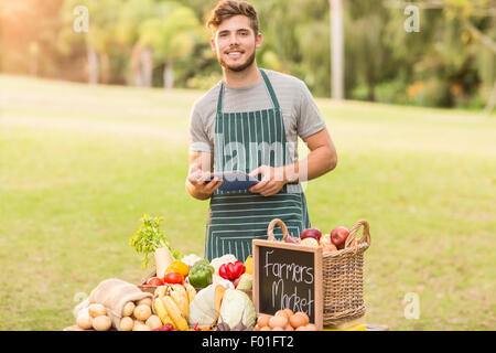 Beau farmer en utilisant sa tablette Banque D'Images