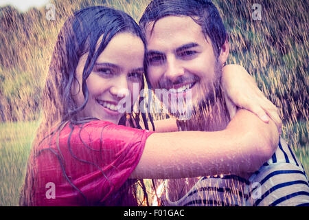 Cute couple hugging sous la pluie Banque D'Images