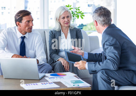 Les gens d'affaires parler ensemble sur la table Banque D'Images