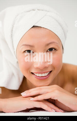 Femme couchée sur la table de massage Banque D'Images