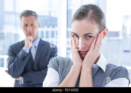 Young avec les mains sur son visage Banque D'Images