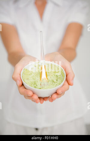 Femme crème vert pour faire un massage Banque D'Images