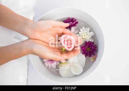 Pétales de fleur en bol en bois Banque D'Images