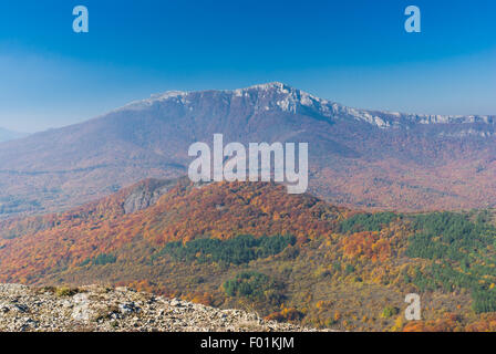 Montagnes de Crimée à l'automne - vue de l'alpage Demerdzhi à Chatyr-Dah massif montagneux. Banque D'Images