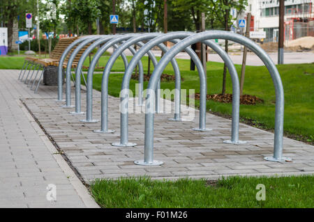 Le stationnement des vélos, du flou d'arrière-plan urbain Banque D'Images