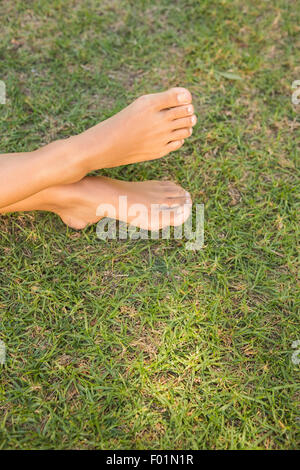 Pieds nus dans l'herbe Banque D'Images