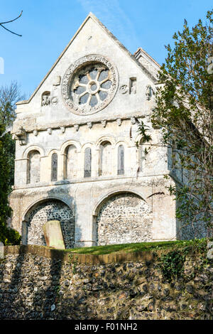 L'Angleterre, Barfrestone. 12e siècle, église romane de Saint Nicolas. Le sud-est de l'avis indiquant la fenêtre. roue Norman ornementé Soleil, ciel bleu. Banque D'Images