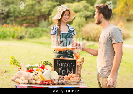 Bel homme l'achat des pommes rouges Banque D'Images