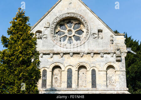 L'Angleterre, Barfrestone. 12e siècle, église romane de Saint Nicolas. Le sud-est de l'avis indiquant la fenêtre. roue Norman ornementé Soleil, ciel bleu. Banque D'Images